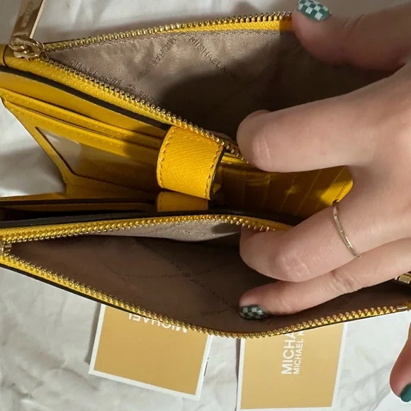 Michael Kors Travel Jet Set Tech Wallet - Picture 11 of 11